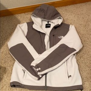 Women’s hooded north face Denali
